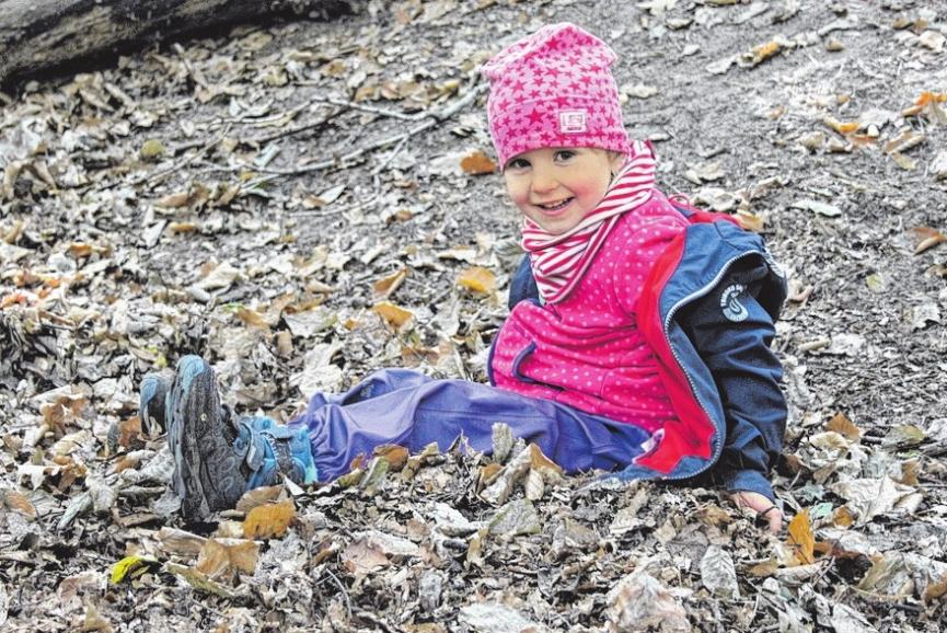 Matilda macht das Springen in ein Laubbett viel Spaß. Im Wald findet sich fast alles, was man zum Spielen braucht. Matilda macht das Springen in ein Laubbett viel Spaß. Im Wald findet sich fast alles, was man zum Spielen braucht.