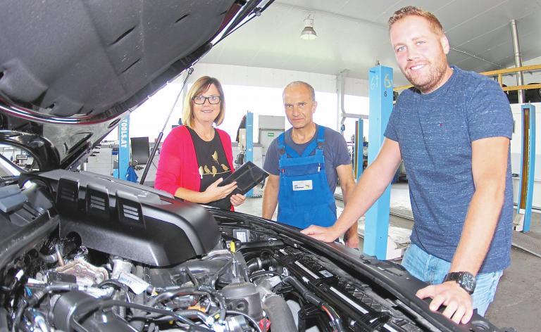 Ein eingespieltes Team: Inhaber Björn Dahlmann, Mechanikermeister Josef Suttrop und Manuela Schlieckmann (v.re.). Es fehlt Geselle Lukas Winkelnkemper. Foto: Dietmar Jeschke Ein eingespieltes Team: Inhaber Björn Dahlmann, Mechanikermeister Josef Suttrop und Manuela Schlieckmann (v.re.). Es fehlt Geselle Lukas Winkelnkemper. Foto: Dietmar Jeschke