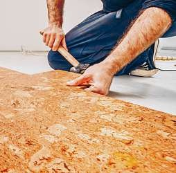 Korkparkett wird in handgerechten Platten verlegt. ISTOCK/STUDIOCASPER, ANDREYGONCHAR Korkparkett wird in handgerechten Platten verlegt. ISTOCK/STUDIOCASPER, ANDREYGONCHAR