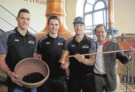 „Panther Pur“ für eine starke Mannschaft: (von links) Die Neuzugänge John Rogl, Adam Payerln und Matt Fraser waren im Brauhaus Riegele zu Gast um ihren eigenen Sud zu brauen. Mit auf dem Foto: Gastgeber und Biersommelier-Weltmeister Sebastian Priller-Riegele. Weitere Fotos unter: www.stadtzeitung.de Foto: Christine Wieser „Panther Pur“ für eine starke Mannschaft: (von links) Die Neuzugänge John Rogl, Adam Payerln und Matt Fraser waren im Brauhaus Riegele zu Gast um ihren eigenen Sud zu brauen. Mit auf dem Foto: Gastgeber und Biersommelier-Weltmeister Sebastian Priller-Riegele. Weitere Fotos unter: www.stadtzeitung.de Foto: Christine Wieser