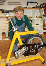 Fahrradhändler und Ergonomieberater: Jörg Herrmann stellt das Rad genau auf den Fahrer ein Foto: Laudien