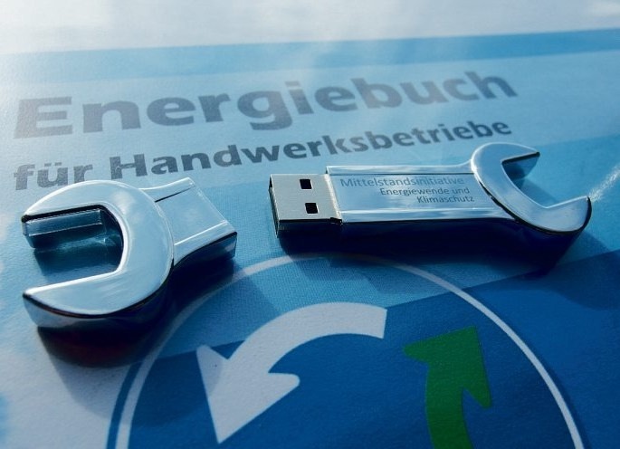 Mit Hilfe des digitalen Energiebuchs der „Mittelstandsinitiative Energiewende und Klimaschutz“ behalten Betriebe den Treibstoffverbrauch ihrer Fahrzeuge im Überblick. Foto: Handwerkskammer/Sahr