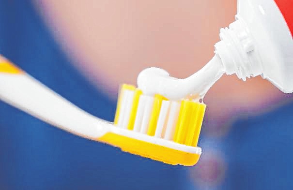 Ob mit Kräutern oder Aufhellern: Für Zahnpasta ist vor allem der Fluoridgehalt entscheidend. Bild: Christin Klose/dpa-tmn Ob mit Kräutern oder Aufhellern: Für Zahnpasta ist vor allem der Fluoridgehalt entscheidend. Bild: Christin Klose/dpa-tmn