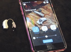 Mit Hilfe des Smartphones lernt das Hörgerät, was sein Träger als Hörgewohnheit am meisten bevorzugt Foto: Klein