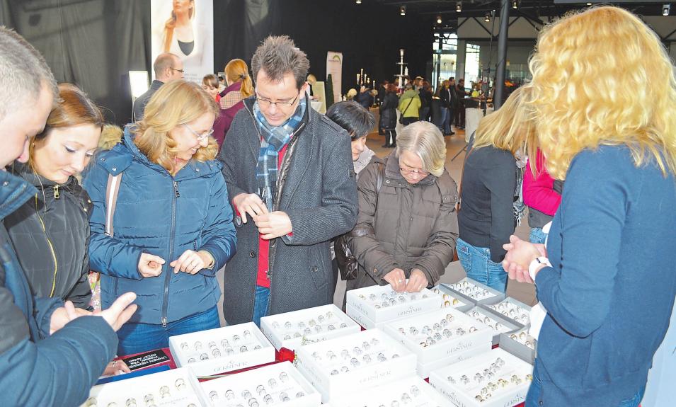 Ob Ring oder Brautkleid: Die Gäste der 11. Hochzeits- und Festmesse können sich viele Anregungen holen und sich von Experten beraten lassen. Fotos: HoMa Eventplanung.