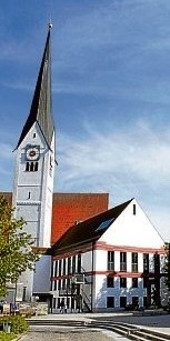 Die heutige Kirche ist größer als die alte, womit den Bedürfnissen der stark angewachsenen Pfarrgemeinde Rechnung getragen wurde. Foto: Schönthier Die heutige Kirche ist größer als die alte, womit den Bedürfnissen der stark angewachsenen Pfarrgemeinde Rechnung getragen wurde. Foto: Schönthier