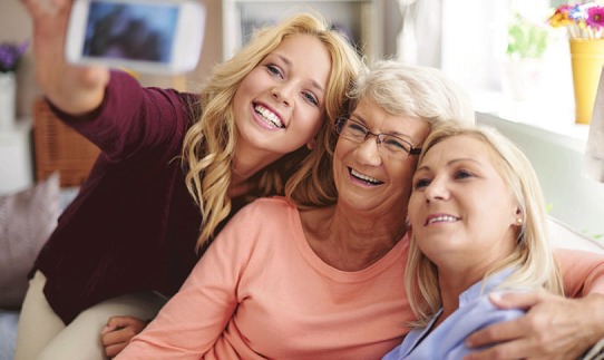 Macht Spaß: ein Selfie fürs digitale Familienalbum Foto: djd/ emporia Telecom/ Shutterstock