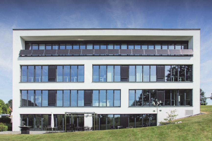Das Bürogebäude der IB Sulzer in Vogt ist hochmordern und dient als Vorzeigeobjekt gegenüber Kunden in Bezug auf Energieeinsparung und Gebäudeautomatinn.
