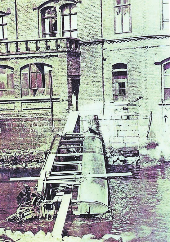 Spektakuläre Bilder auch schon aus der Frühzeit der Schwebebahn: Am 1. Mai 1917 kollidierte eine Schwebebahn mit einem defekten Zug und fiel daraufhin in Höhe der heutigen Brändströmstraße in die Wupper. Foto: aus dem Bildband „Die Wuppertaler Schwebebahn“ von Jürgen Eschmann Spektakuläre Bilder auch schon aus der Frühzeit der Schwebebahn: Am 1. Mai 1917 kollidierte eine Schwebebahn mit einem defekten Zug und fiel daraufhin in Höhe der heutigen Brändströmstraße in die Wupper. Foto: aus dem Bildband „Die Wuppertaler Schwebebahn“ von Jürgen Eschmann