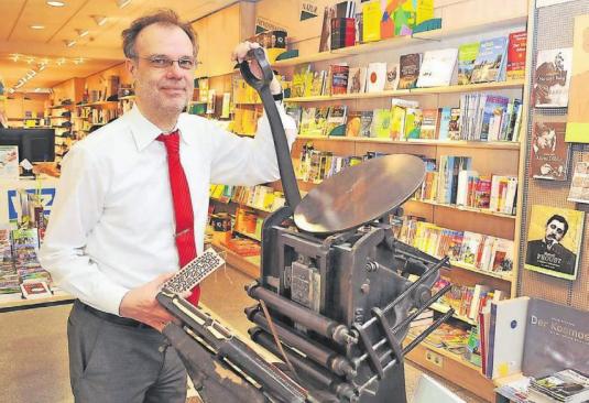 Die Kunden wollen nicht mehr nur den guten Rat des Verkäufers, sagt Buchhändler Michael Kozinowski, sondern auch ein Einkaufserlebnis mit allen Sinnen. Deshalb präsentierte er etwa beim Welttag des Buches eine alte Tiegeldruckmaschine. Archiv-Foto: Mathias Kehren Die Kunden wollen nicht mehr nur den guten Rat des Verkäufers, sagt Buchhändler Michael Kozinowski, sondern auch ein Einkaufserlebnis mit allen Sinnen. Deshalb präsentierte er etwa beim Welttag des Buches eine alte Tiegeldruckmaschine. Archiv-Foto: Mathias Kehren