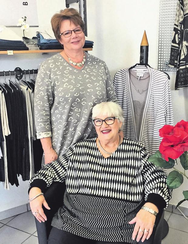 Inhaberin Ingrid Maibaum-Nierentz (unten) und Marion Busse (oben) sorgen auch für diesen Herbst für das passende Outfit. Foto: R. Thiel Inhaberin Ingrid Maibaum-Nierentz (unten) und Marion Busse (oben) sorgen auch für diesen Herbst für das passende Outfit. Foto: R. Thiel