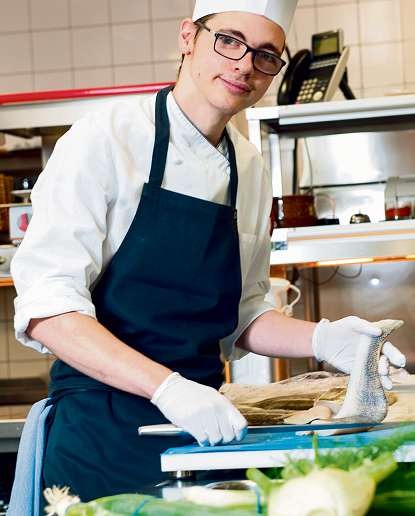 Dominic Schmehl arbeitet in der Küche des Dorint Hotels in Eppendorf. Der 20­-Jährige kümmert sich um die Beilagen  Heiner Köpcke