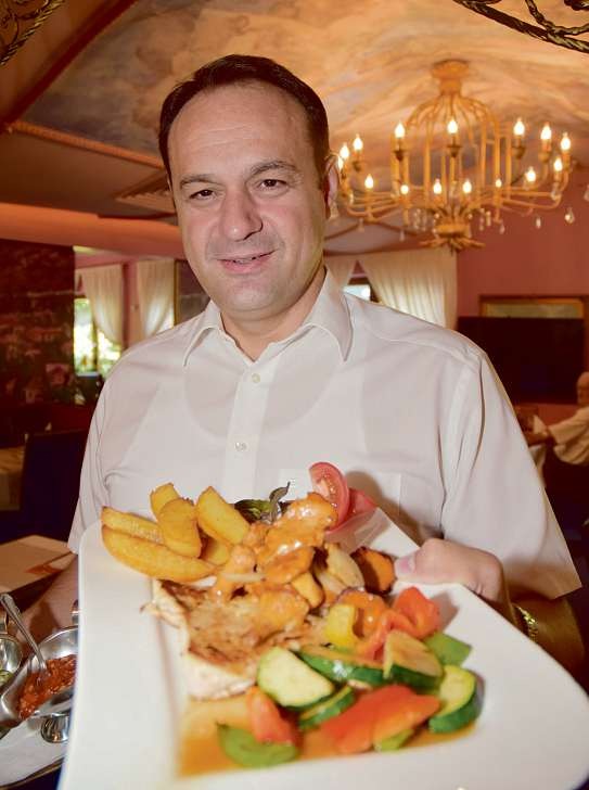 Dominik Gegic freut sich, seinen Gästen im Pinneberger Restaurant Dubrovnik außer den gewohnten kroatischen Spezialitäten jetzt endlich auch wieder Pfifferling in vielen Variationen servieren zu können Fotos: Kuno Klein