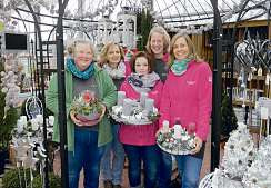 Wiebke Neumann (hinten rechts) und ihre Floristinnen freuen sich auf die große Adventsausstellung am Wochenende in Neumanns Gartenwelt in Tornesch-Ahrenlohe Foto: Skibbe