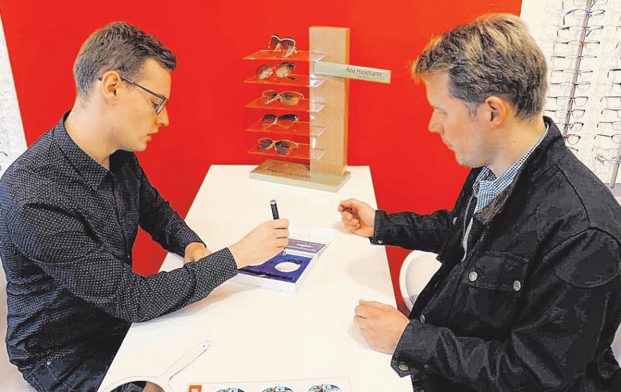 Augenoptiker André Mahlke zeigt einem Kunden die Wirksamkeit des Blaulicht-Filters unter LED-Beleuchtung. FOTO: HFR Augenoptiker André Mahlke zeigt einem Kunden die Wirksamkeit des Blaulicht-Filters unter LED-Beleuchtung. FOTO: HFR