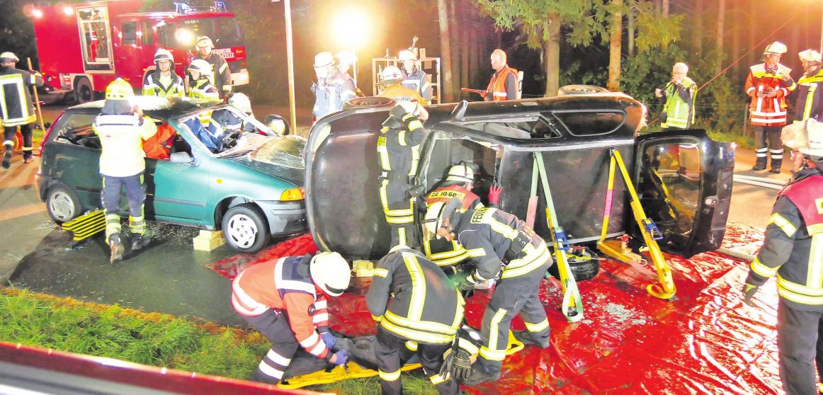 Einsatzkräfte an der simulierten Unfallstelle. Foto: Florian Persuhn Einsatzkräfte an der simulierten Unfallstelle. Foto: Florian Persuhn