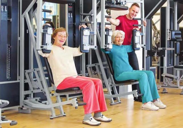 Fitness-Studios sind nicht nur etwas für Bodybuilder. Gerade ältere Menschen profitieren von gezieltem Krafttraining Foto: djd/ Atro Pro Vita/ Getty Images - Horsche