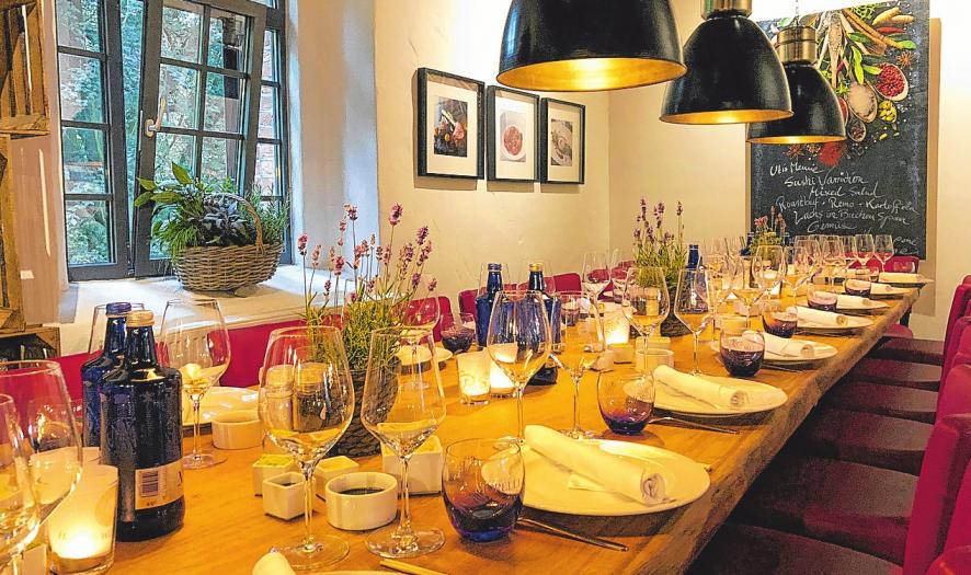 Fondue und Raclette sind beiWeihnachtsfeiern beliebt. An der alten Eichenbohle können 30 Gäste zugleich tafeln. FOTO: HFR Fondue und Raclette sind beiWeihnachtsfeiern beliebt. An der alten Eichenbohle können 30 Gäste zugleich tafeln. FOTO: HFR