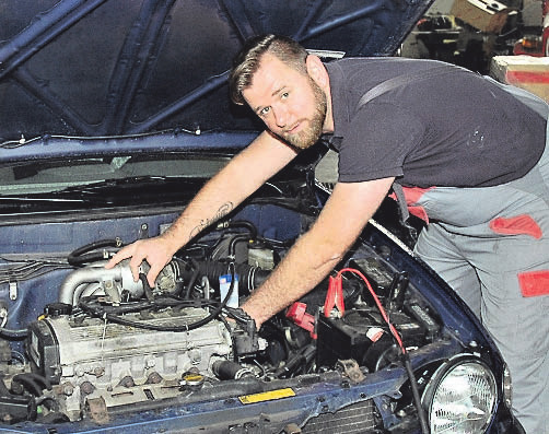 Thomas Rothe, Karosseriemeister: „Über Toyota hinaussetzen wir natürlich auch alle anderen Modelle fachmännisch instand“. Foto: R. Thiel Thomas Rothe, Karosseriemeister: „Über Toyota hinaussetzen wir natürlich auch alle anderen Modelle fachmännisch instand“. Foto: R. Thiel