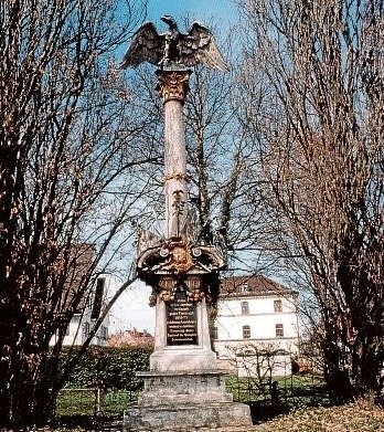 Das Kriegerdenkmal wurde im Jahre 1886 eingeweiht. Das Kriegerdenkmal wurde im Jahre 1886 eingeweiht.