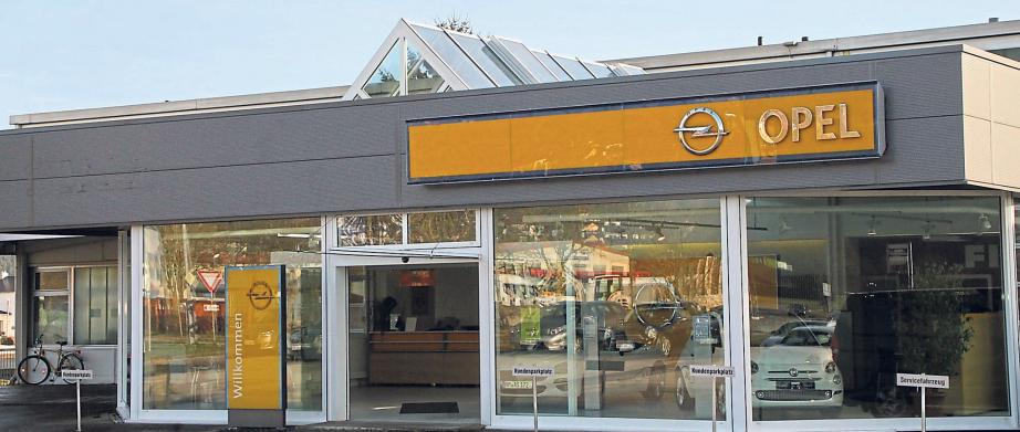 Modernes Autohaus: In den neuen Räumen gleich an der Ortseinfahrt stehen Armin Stender und seinem Team neben mehreren Werkstatthallen ein großer, lichtdurchfluteter Schauraum zur Verfügung, in dem sich die Kunden die neuesten Verkaufsmodelle ansehen können: neben Opel und Fiat werden alle Marken zum Verkauf angeboten – vom Neu- bis zum Gebrauchtwagen. Foto: Hradetzky Modernes Autohaus: In den neuen Räumen gleich an der Ortseinfahrt stehen Armin Stender und seinem Team neben mehreren Werkstatthallen ein großer, lichtdurchfluteter Schauraum zur Verfügung, in dem sich die Kunden die neuesten Verkaufsmodelle ansehen können: neben Opel und Fiat werden alle Marken zum Verkauf angeboten – vom Neu- bis zum Gebrauchtwagen. Foto: Hradetzky