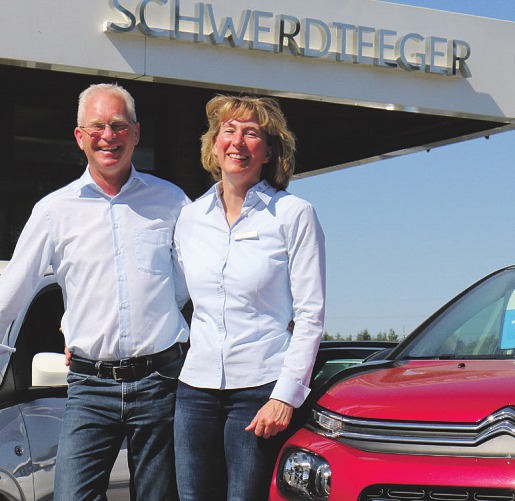 Oke und Daniela Schwerdtfeger freuen sich. Sie können günstige Leasing-Sätze mit ihren Citroën-Kunden vereinbaren Foto: Rahn
