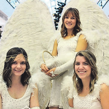 Laura (24, rechts), Larissa (24, Mitte) und Ann Sophie (21) erfreuen als Weihnachtsengel die Besucher der Ernst-August-Galerie in Hannover.
