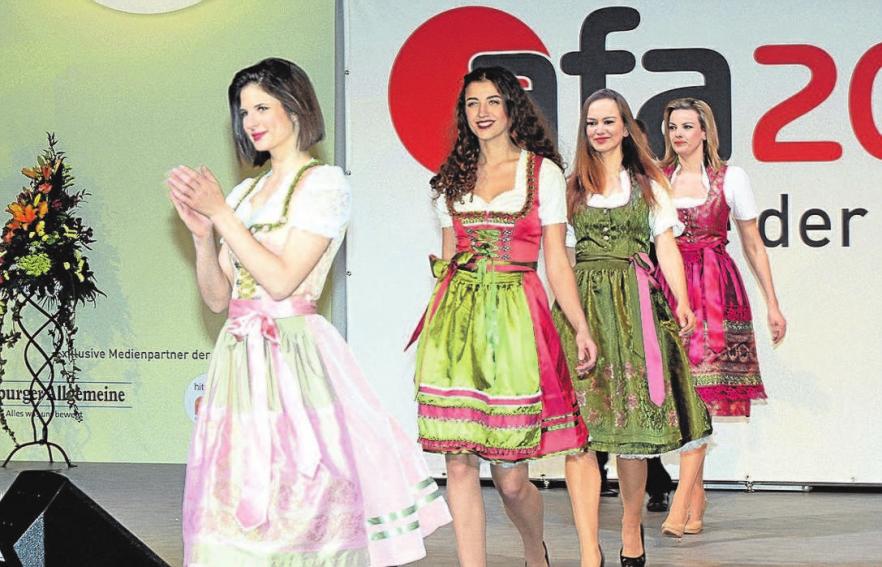 Vielfältiges Bühnenprogramm. In Halle 1 gibt es auf der großen Showbühne vieles zu sehen. So treten verschiedene Showtanzgruppen auf, die Berufsfeuerwehr präsentiert sich und auch Modenschauen sowie Fuß- und Faustkampfkünste werden präsentiert. Vielfältiges Bühnenprogramm. In Halle 1 gibt es auf der großen Showbühne vieles zu sehen. So treten verschiedene Showtanzgruppen auf, die Berufsfeuerwehr präsentiert sich und auch Modenschauen sowie Fuß- und Faustkampfkünste werden präsentiert.
