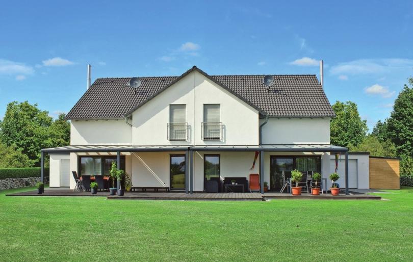 Doppelhaus in Fertigbauweise: Das geht achsensymmetrisch oder auch grundverschieden Foto: BDF/Lehner Haus