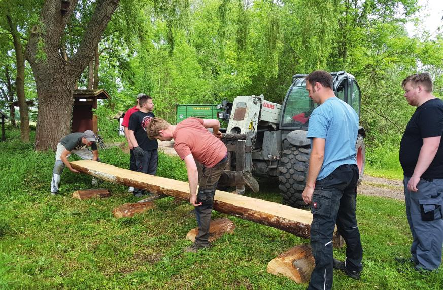 Mit offenen Augen durch den Ort: Die Landmänner berieten bei ihrer Gründung, wo ihre ehrenamtlichen Einsätze gefragt wären, und beschlossen die Reparatur der maroden Sitzgelegenheiten an der Oker. © Landmänner Meinersen (3) Mit offenen Augen durch den Ort: Die Landmänner berieten bei ihrer Gründung, wo ihre ehrenamtlichen Einsätze gefragt wären, und beschlossen die Reparatur der maroden Sitzgelegenheiten an der Oker. © Landmänner Meinersen (3)