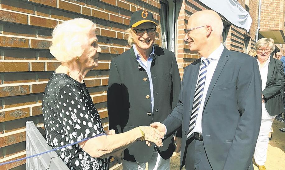 Die Taufpatin des Quartiers: Ursula Stollarski, 89, die älteste Bewohnerin des Quartiers, mit Otto Waalkes und Dr. Peter Tschentscher Foto: Grell