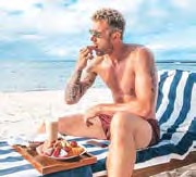 Schalkes Keeper Ralf Fährmann ließ sich seinen Obstteller auf Mauritius ganz besonders schmecken.