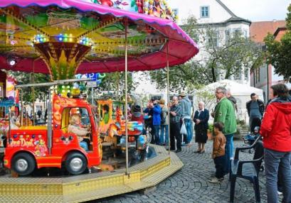 Eine Runde im Feuerwehrauto ist für viele Kinder das Höchste. Das Karussell am Kirchweihmarkt macht es möglich. Fotos: Auer Eine Runde im Feuerwehrauto ist für viele Kinder das Höchste. Das Karussell am Kirchweihmarkt macht es möglich. Fotos: Auer