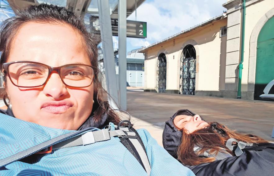 Warten in der Sonne: Von Arcade aus fuhren Michaela und Kristin mit dem Zug weiter. PRIVAT Warten in der Sonne: Von Arcade aus fuhren Michaela und Kristin mit dem Zug weiter. PRIVAT