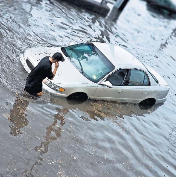 Wasserschäden am Auto nach Starkregen regelt die Versicherung. Quelle: Bart Sadowski/iStockphoto.