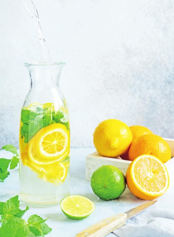 Schenkt Frische und Energie: kühles Wasser mit Zitronen- oder Limettensaft. Schenkt Frische und Energie: kühles Wasser mit Zitronen- oder Limettensaft.