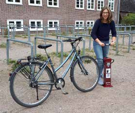Das Luftpumpenprojekt der Gruppe um Paula Becker wurde inzwischen verwirklicht: an den Fahrradständern in der Reinbeker Sachsenwaldschule Foto: B. Schücking