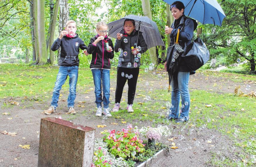 Dr. Anja Kretschmer vom Wismarer Friedhofsverein lässt gemeinsam mit Kindern Seifenblasen über Gräber schweben. Die hauchdünnen Bläschen, die bunt schimmern und schnell zerplatzen, sind „ein Zeichen für die Vergänglichkeit“. Dr. Anja Kretschmer vom Wismarer Friedhofsverein lässt gemeinsam mit Kindern Seifenblasen über Gräber schweben. Die hauchdünnen Bläschen, die bunt schimmern und schnell zerplatzen, sind „ein Zeichen für die Vergänglichkeit“.