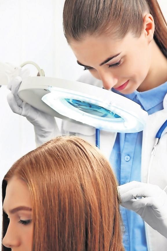 Den Ursachen des Haaraufalls gehen die Experten auf den Grund. Foto: Africa Studio/fotolia.com Den Ursachen des Haaraufalls gehen die Experten auf den Grund. Foto: Africa Studio/fotolia.com