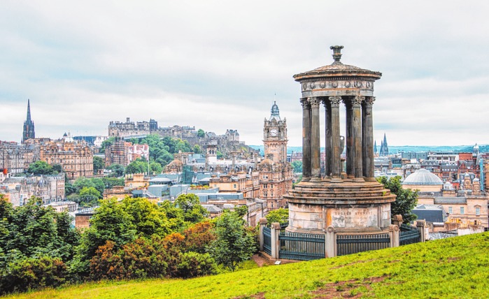 Mit Regenschirm auf Entdeckungstour: Vom Calton Hill haben Besucher einen phänomenalen Blick auf das alte Edinburgh ISTOCK/MARIOGUTI