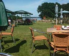 Im Kaffeegarten haben die Gäste einen schönen Blick auf den Ratzeburger See Foto: pm