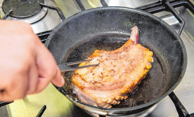 André Goelbert kocht gerne mit regionalen Produkten und viel frischen Kräutern. Hier bereitet er ein Kotelett vom Schwäbisch-Hällischen Landschwein in einer Kräuterkruste zu.