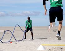 Seilschaften: Beim Rope-Training am Strand ging es auch für Salif Sané um Kraft für die Bundesliga.
