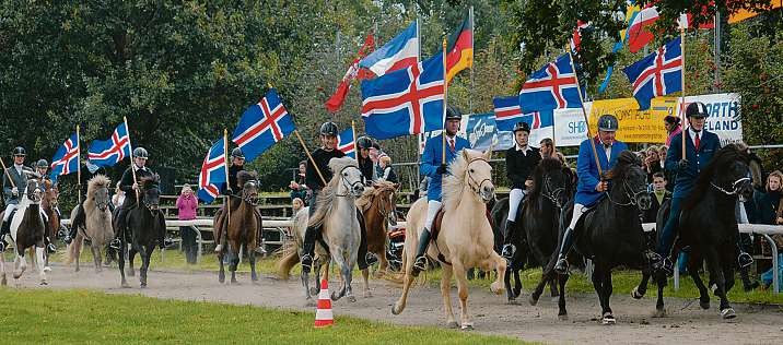 Beeindruckend der Aufmarsch der Fahnen-Parade. Foto: Islandhof Vindhólar