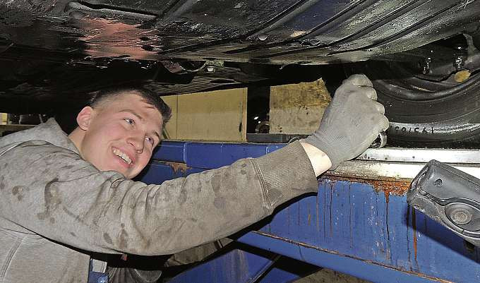 Kfz-Experte Timo Brügmann sorgt per Spureinstellung für ein stabiles Fahrverhalten. FOTO: TAU Kfz-Experte Timo Brügmann sorgt per Spureinstellung für ein stabiles Fahrverhalten. FOTO: TAU