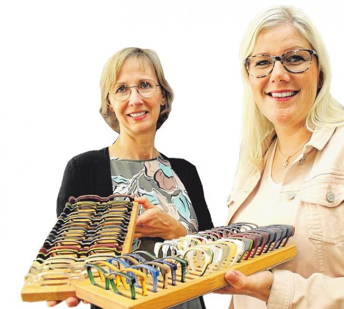 Kathrin Curth und (li.) Ann-Kathrin Bergold wissen, wie aus einem Brillen-Prototyp ein individuelles Unikat wird. FOTO: CP Kathrin Curth und (li.) Ann-Kathrin Bergold wissen, wie aus einem Brillen-Prototyp ein individuelles Unikat wird. FOTO: CP