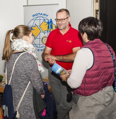 Personalverantwortliche und Auszubildende der Unternehmen empfangen die jungen Besucher an ihren Info-Ständen – gut vorbereitet auf viele Fragen und interessante Gespräche. Fotos: Haimer GmbH Personalverantwortliche und Auszubildende der Unternehmen empfangen die jungen Besucher an ihren Info-Ständen – gut vorbereitet auf viele Fragen und interessante Gespräche. Fotos: Haimer GmbH