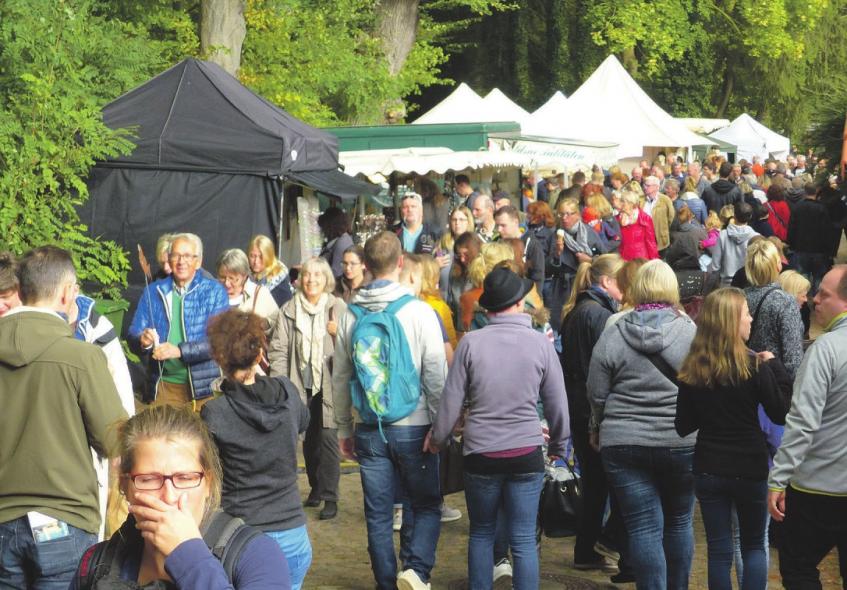 Der Kunsthandwerkermarkt zieht alljährlich Zehntausende von Besuchern an die Trittauer Wassermühle.