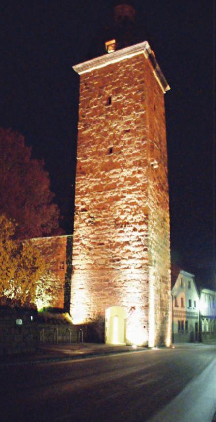 Das Dokumentationszentrum „Hexenturm“ spielt im Jubiläumsjahr eine ganz wichtige Rolle. Die abendliche Ansicht gibt einen kleinen Vorgeschmack auf die Veranstaltung „Zeil leuchtet“ Mitte September. FOTO SABINE WEINBEER