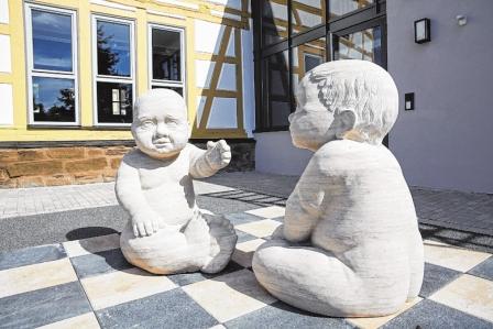 Die auf einem Schachbrett sitzenden Steinbaby-Skulpturen im Innenhof hat Steff Bauer gefertigt. FOTO: OLIVER SCHIKORA Die auf einem Schachbrett sitzenden Steinbaby-Skulpturen im Innenhof hat Steff Bauer gefertigt. FOTO: OLIVER SCHIKORA